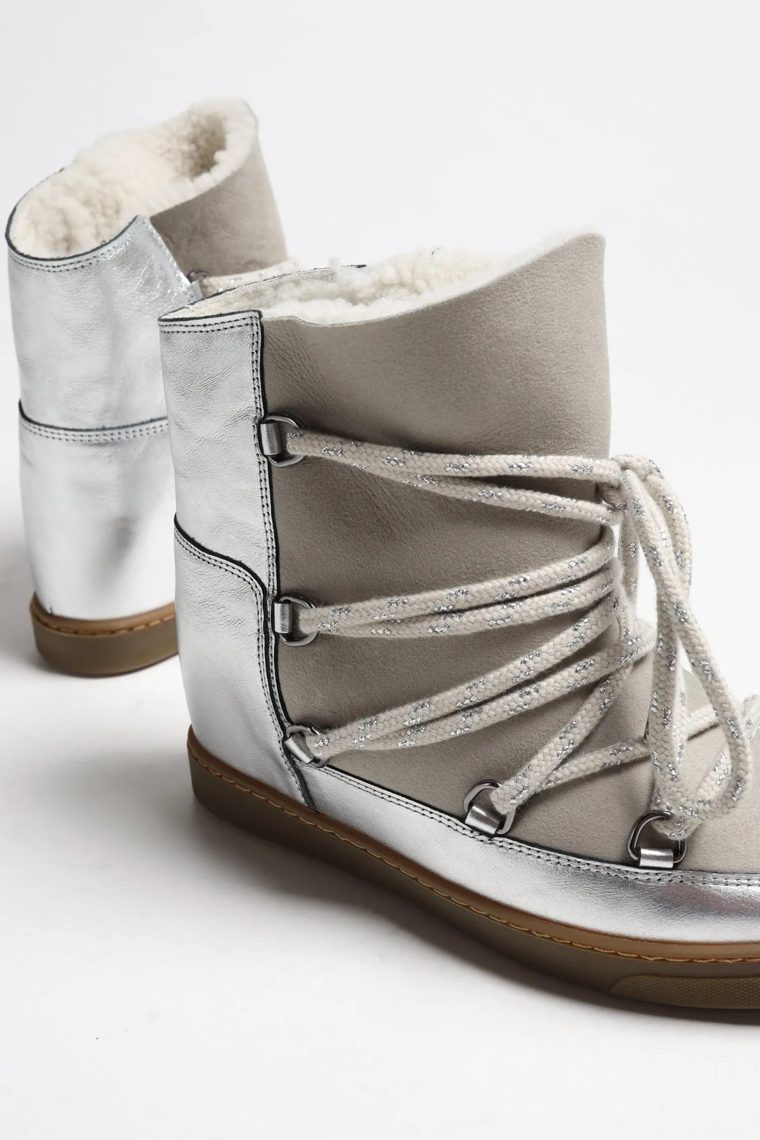 Boots Nowles in Silber