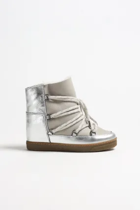 Boots Nowles in Silber